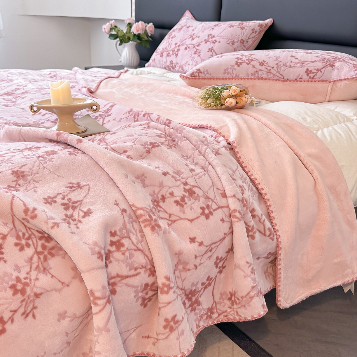 91家纺网 家纺一手货源 找家纺 芙绣家纺 2025新款高克重双层牛奶绒毛毯加厚冬季毛毯四季毯办公室午休毯牛奶绒床单 山茶花语-粉