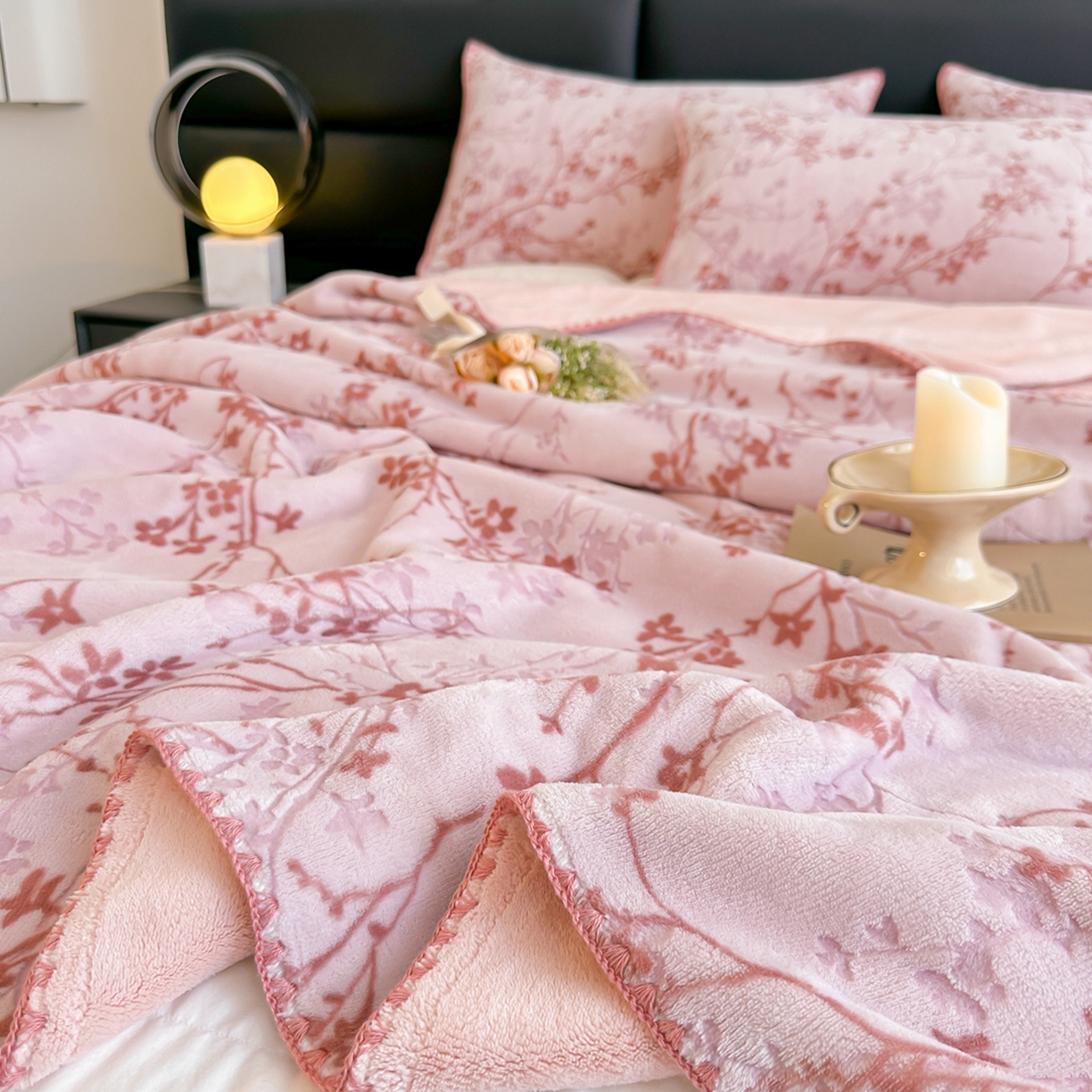 91家纺网 家纺一手货源 找家纺 芙绣家纺 2025新款高克重双层牛奶绒毛毯加厚冬季毛毯四季毯办公室午休毯牛奶绒床单 山茶花语-粉