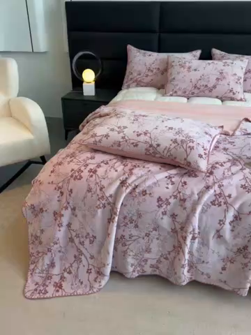 91家纺网 家纺一手货源 找家纺 芙绣家纺 2025新款高克重双层牛奶绒毛毯加厚冬季毛毯四季毯办公室午休毯牛奶绒床单 山茶花语-粉