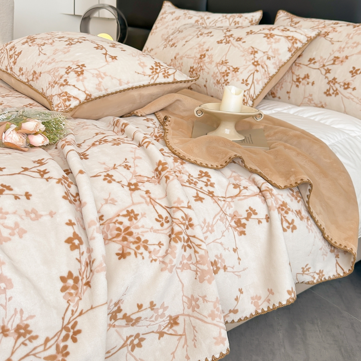 91家纺网 家纺一手货源 找家纺 芙绣家纺 2025新款高克重双层牛奶绒毛毯加厚冬季毛毯四季毯办公室午休毯牛奶绒床单 山茶花语-咖