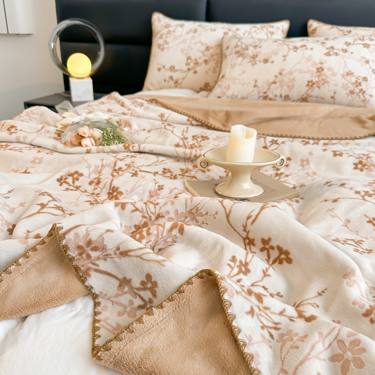 91家纺网 家纺一手货源 找家纺 芙绣家纺 2025新款高克重双层牛奶绒毛毯加厚冬季毛毯四季毯办公室午休毯牛奶绒床单 山茶花语-咖