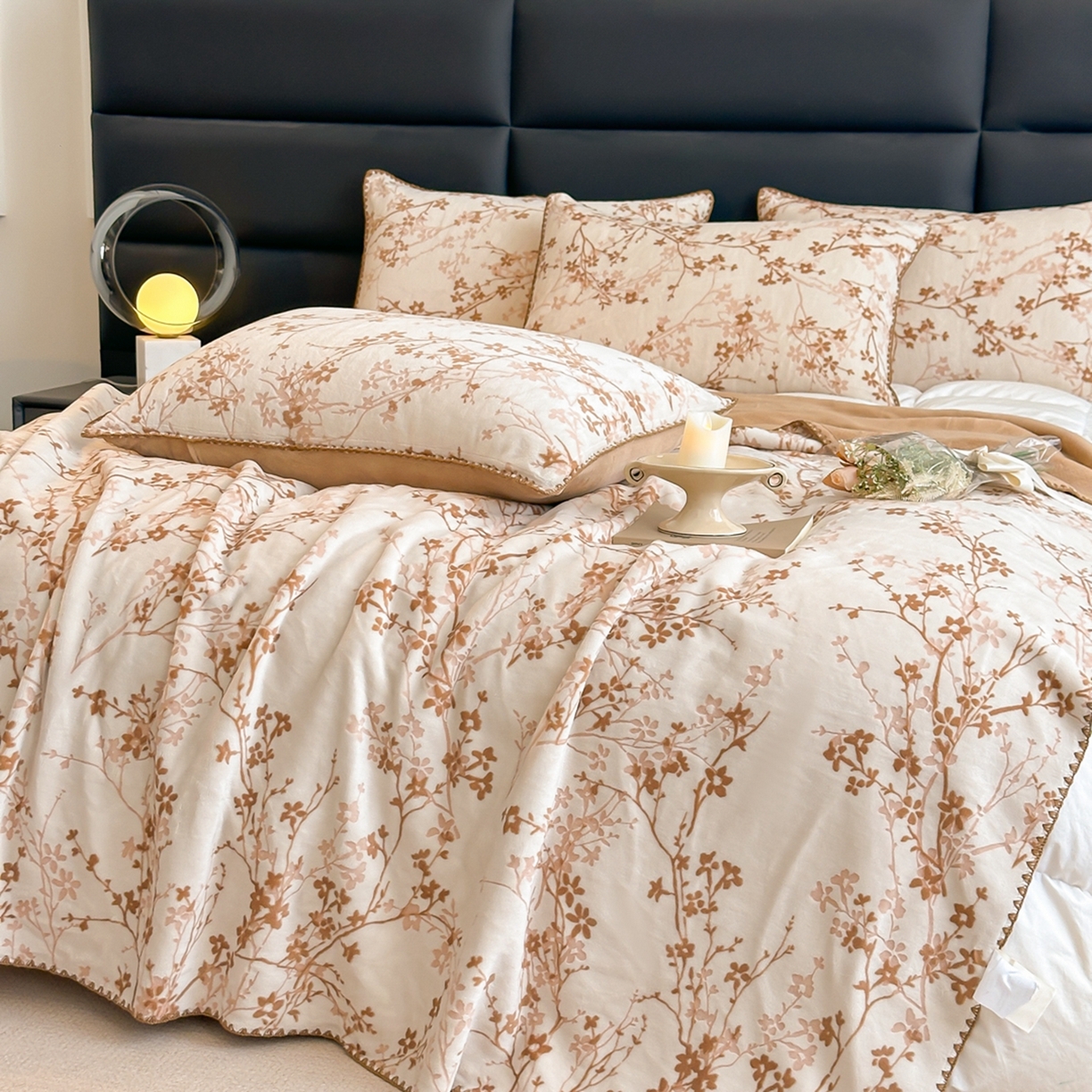 91家纺网 家纺一手货源 找家纺 芙绣家纺 2025新款高克重双层牛奶绒毛毯加厚冬季毛毯四季毯办公室午休毯牛奶绒床单 山茶花语-咖