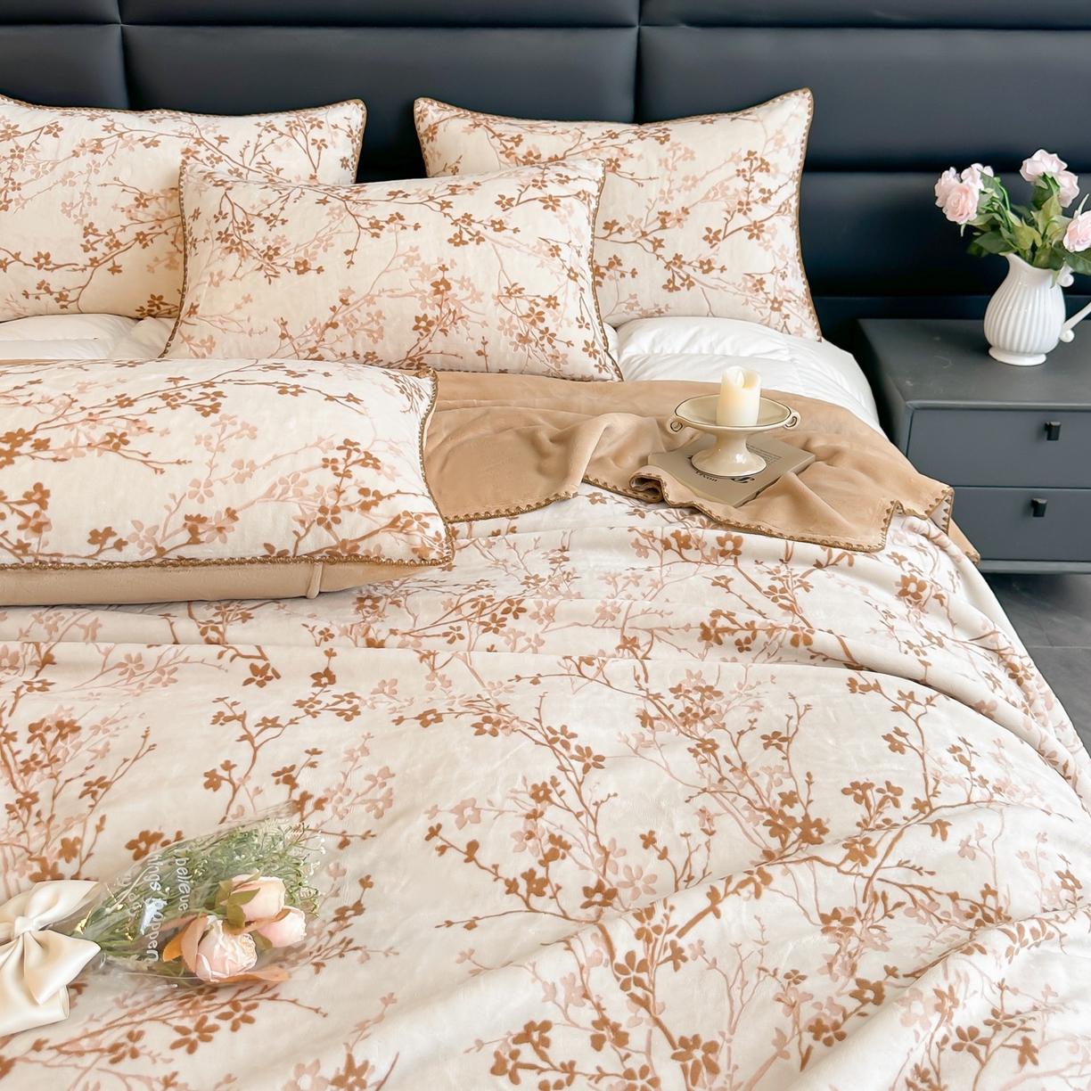 91家纺网 家纺一手货源 找家纺 芙绣家纺 2025新款高克重双层牛奶绒毛毯加厚冬季毛毯四季毯办公室午休毯牛奶绒床单 山茶花语-咖