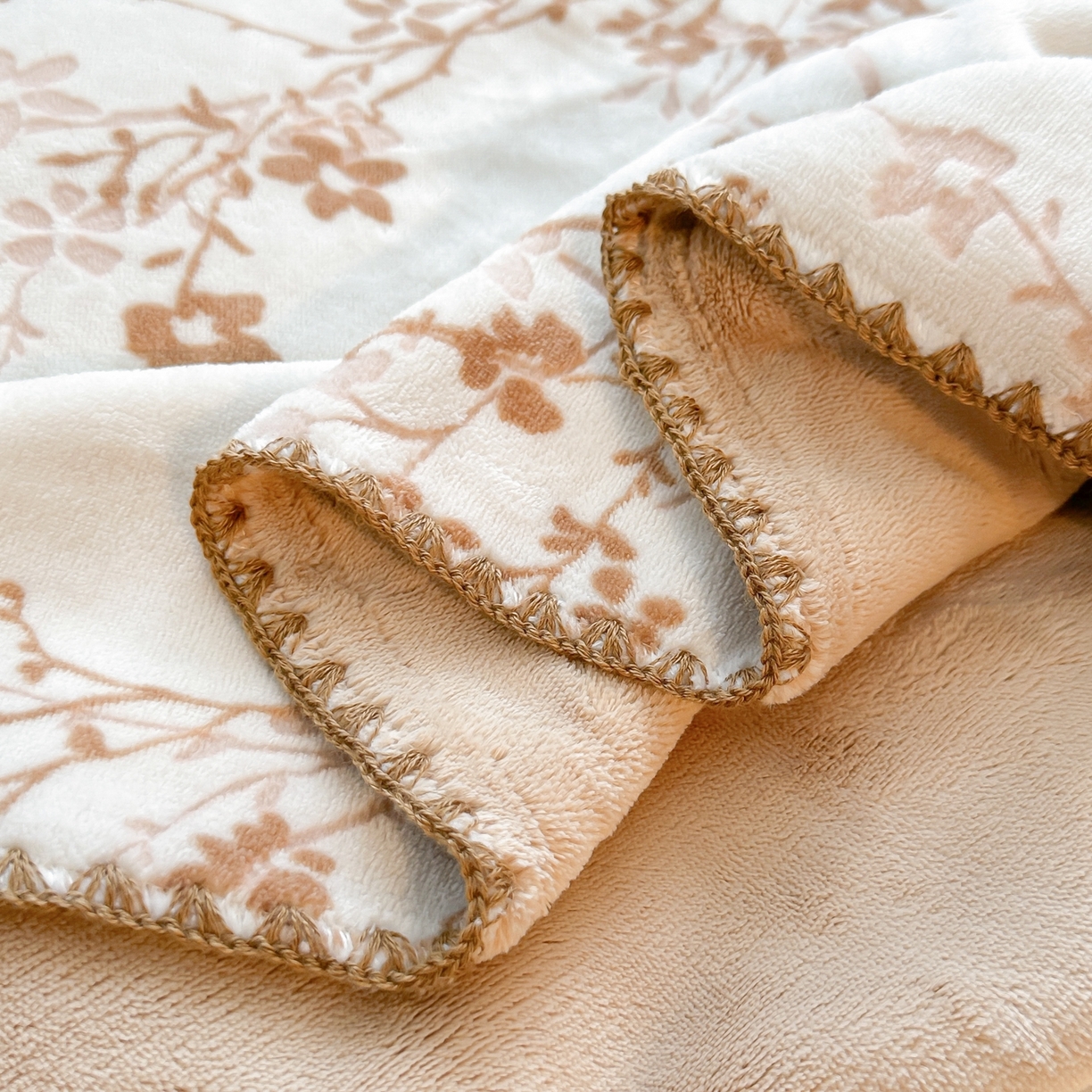 91家纺网 家纺一手货源 找家纺 芙绣家纺 2025新款高克重双层牛奶绒毛毯加厚冬季毛毯四季毯办公室午休毯牛奶绒床单 山茶花语-咖