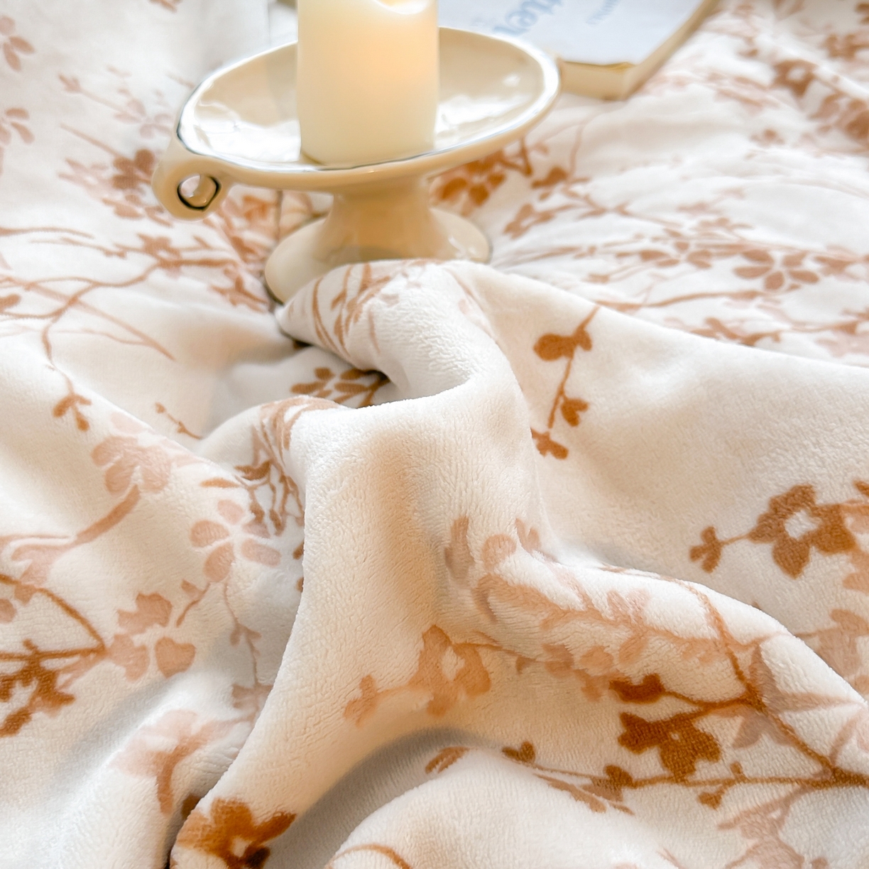 91家纺网 家纺一手货源 找家纺 芙绣家纺 2025新款高克重双层牛奶绒毛毯加厚冬季毛毯四季毯办公室午休毯牛奶绒床单 山茶花语-咖