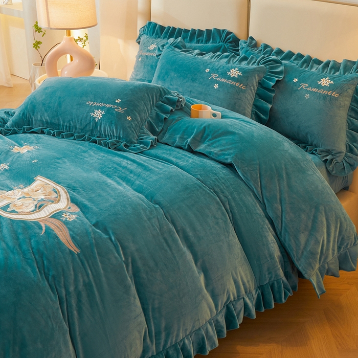 91家纺网 家纺一手货源 找家纺 怡源梦 2025新款亲肤舒适A类婴儿绒刺绣四件套 花香云锦-湖蓝色