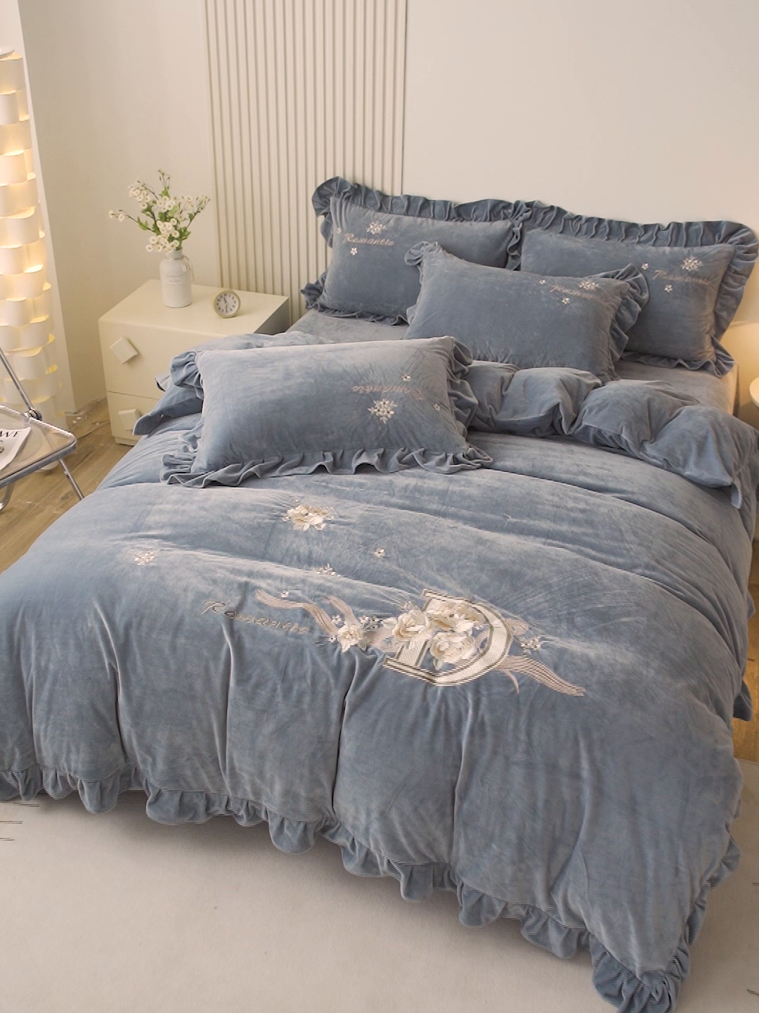 91家纺网 家纺一手货源 找家纺 怡源梦 2025新款亲肤舒适A类婴儿绒刺绣四件套 花香云锦-湖蓝色