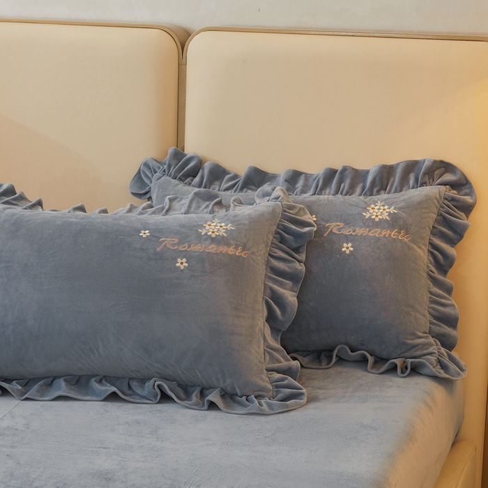 91家纺网 家纺一手货源 找家纺 怡源梦 2025新款亲肤舒适A类婴儿绒刺绣四件套 花香云锦-灰兰色