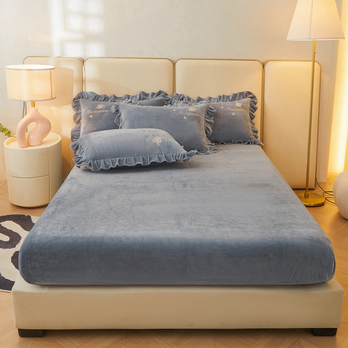 91家纺网 家纺一手货源 找家纺 怡源梦 2025新款亲肤舒适A类婴儿绒刺绣四件套 花香云锦-灰兰色