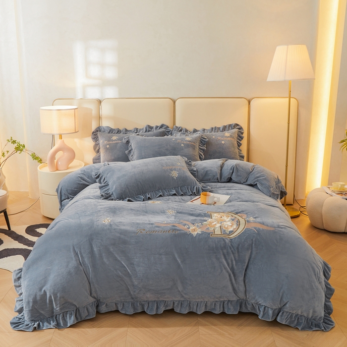 91家纺网 家纺一手货源 找家纺 怡源梦 2025新款亲肤舒适A类婴儿绒刺绣四件套 花香云锦-灰兰色