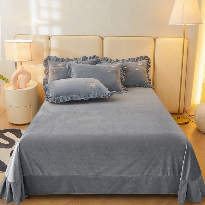 91家纺网 家纺一手货源 找家纺 怡源梦 2025新款亲肤舒适A类婴儿绒刺绣四件套 花香云锦-灰兰色