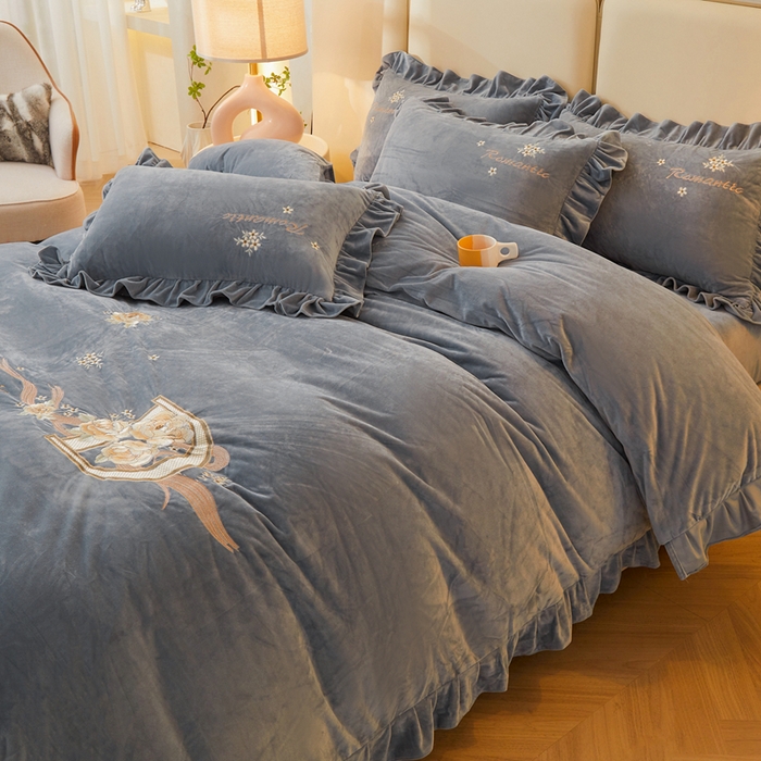 91家纺网 家纺一手货源 找家纺 怡源梦 2025新款亲肤舒适A类婴儿绒刺绣四件套 花香云锦-灰兰色