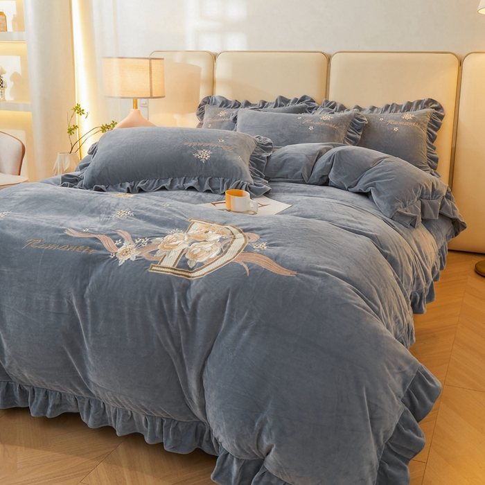 91家纺网 家纺一手货源 找家纺 怡源梦 2025新款亲肤舒适A类婴儿绒刺绣四件套 花香云锦-灰兰色