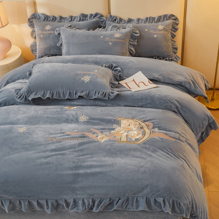 91家纺网 家纺一手货源 找家纺 怡源梦 2025新款亲肤舒适A类婴儿绒刺绣四件套 花香云锦-灰兰色