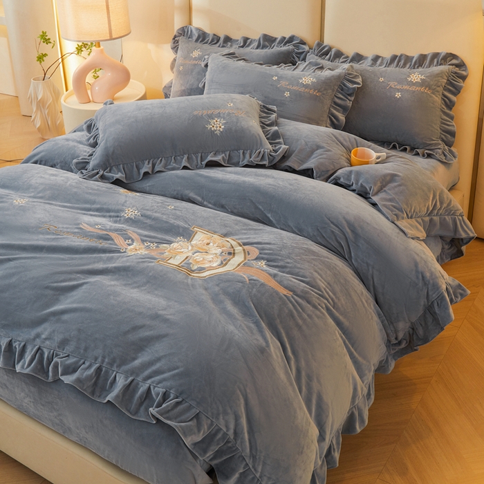 91家纺网 家纺一手货源 找家纺 怡源梦 2025新款亲肤舒适A类婴儿绒刺绣四件套 花香云锦-灰兰色