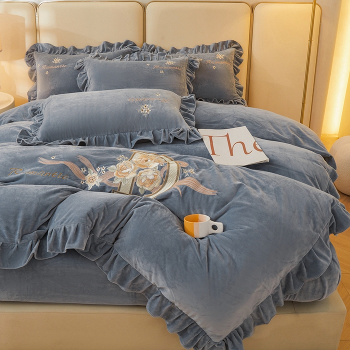 91家纺网 家纺一手货源 找家纺 怡源梦 2025新款亲肤舒适A类婴儿绒刺绣四件套 花香云锦-灰兰色