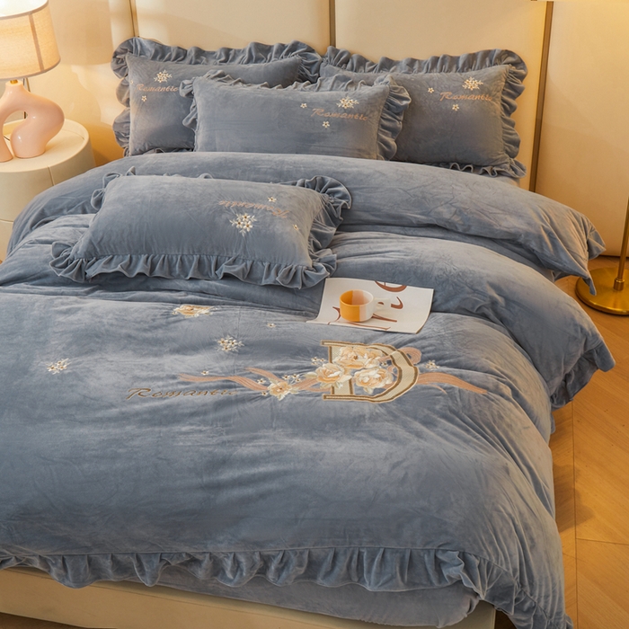 91家纺网 家纺一手货源 找家纺 怡源梦 2025新款亲肤舒适A类婴儿绒刺绣四件套 花香云锦-灰兰色