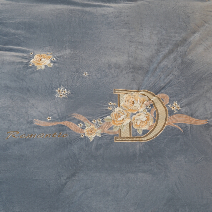 91家纺网 家纺一手货源 找家纺 怡源梦 2025新款亲肤舒适A类婴儿绒刺绣四件套 花香云锦-灰兰色