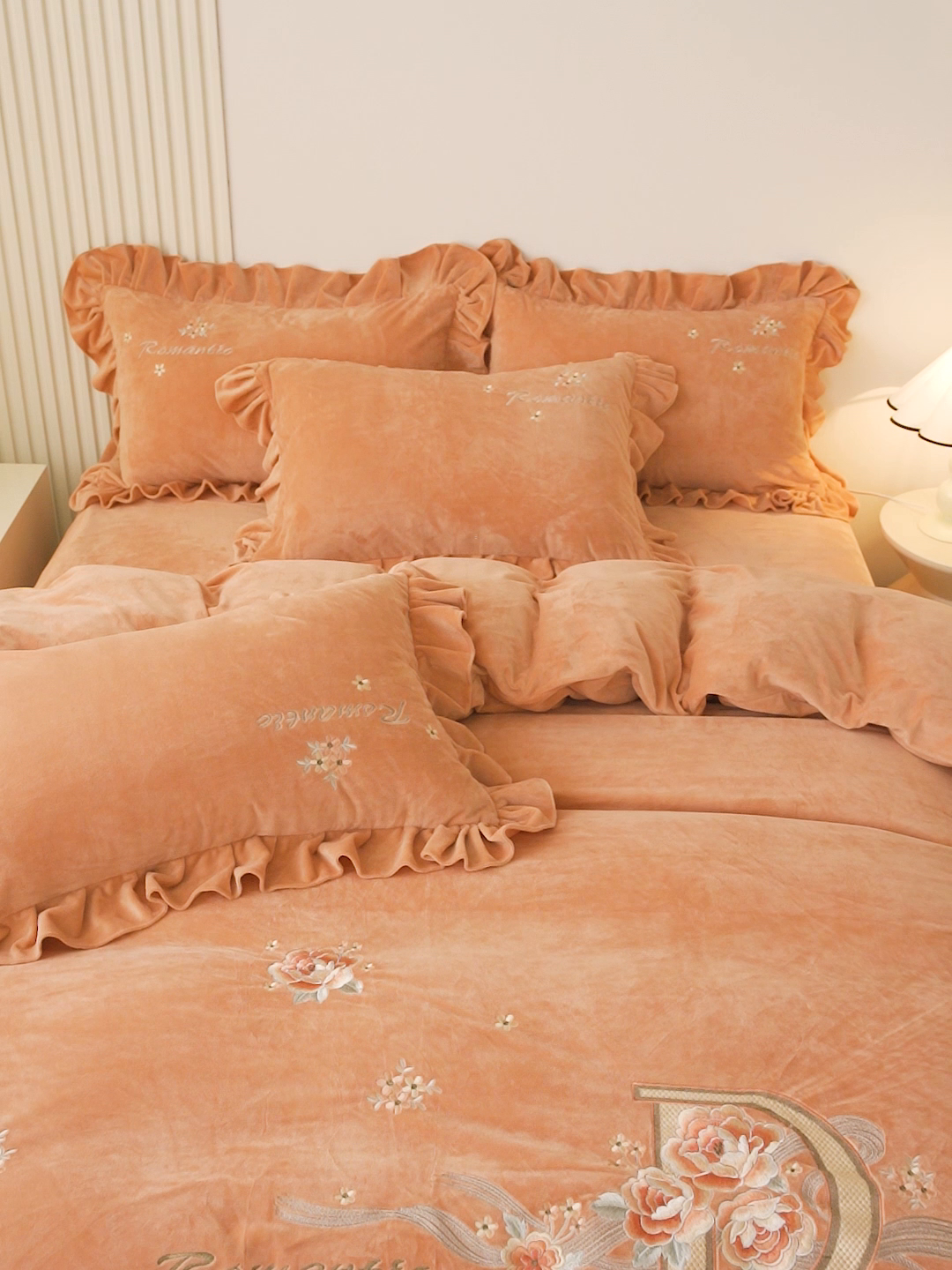 91家纺网 家纺一手货源 找家纺 怡源梦 2025新款亲肤舒适A类婴儿绒刺绣四件套 花香云锦-靓丽橙