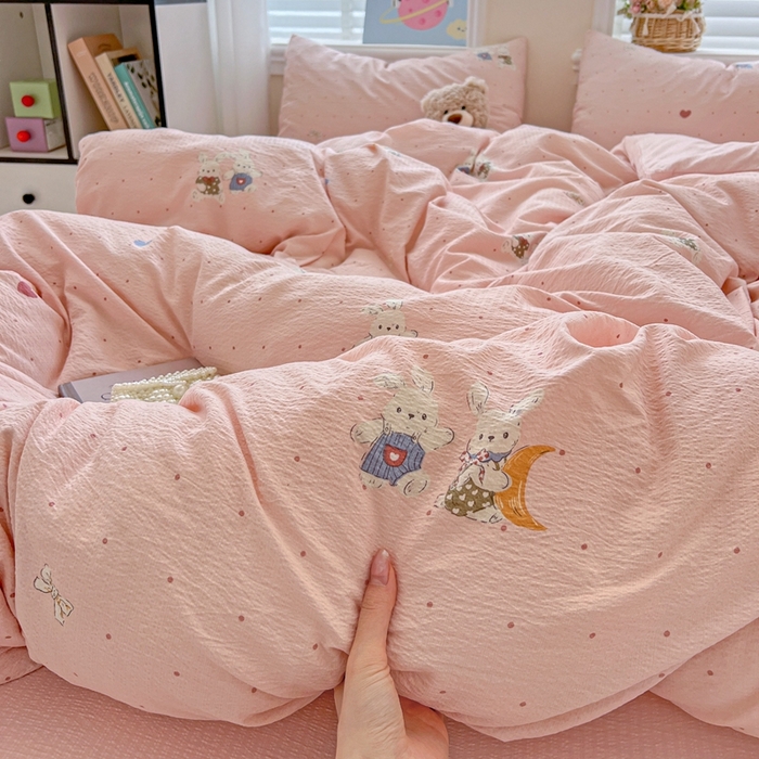 91家纺网 家纺一手货源 找家纺 仟网汇 2025新款云感皱皱纱简单款四件套 波点小兔粉