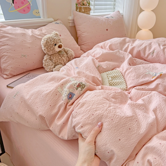 91家纺网 家纺一手货源 找家纺 仟网汇 2025新款云感皱皱纱简单款四件套 波点小兔粉