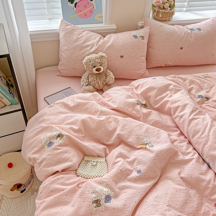 91家纺网 家纺一手货源 找家纺 仟网汇 2025新款云感皱皱纱简单款四件套 波点小兔粉