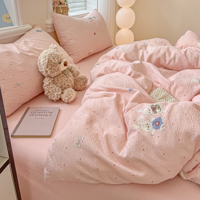 91家纺网 家纺一手货源 找家纺 仟网汇 2025新款云感皱皱纱简单款四件套 波点小兔粉