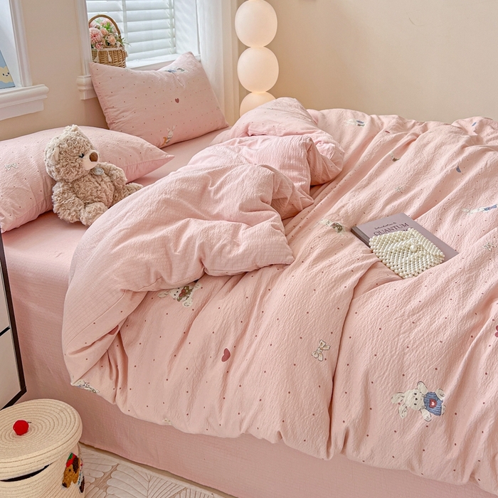 91家纺网 家纺一手货源 找家纺 仟网汇 2025新款云感皱皱纱简单款四件套 波点小兔粉