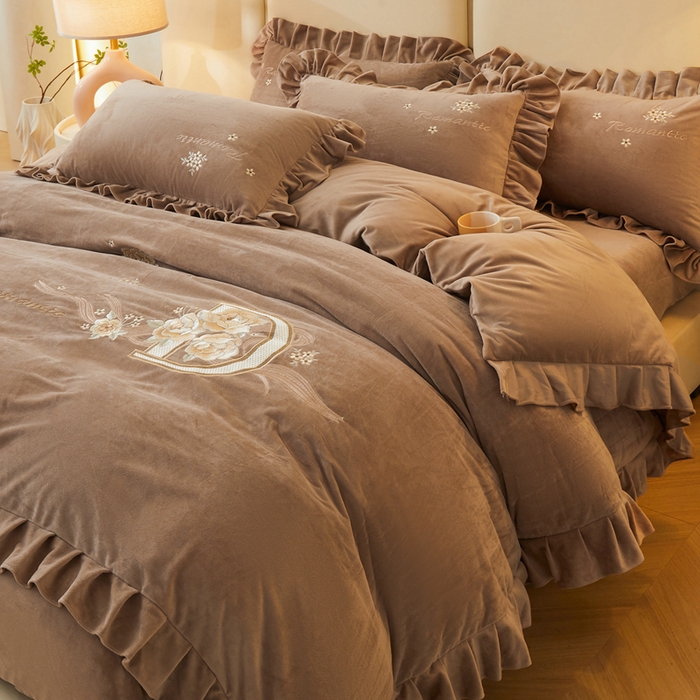 91家纺网 家纺一手货源 找家纺 怡源梦 2025新款亲肤舒适A类婴儿绒刺绣四件套 花香云锦-时尚咖