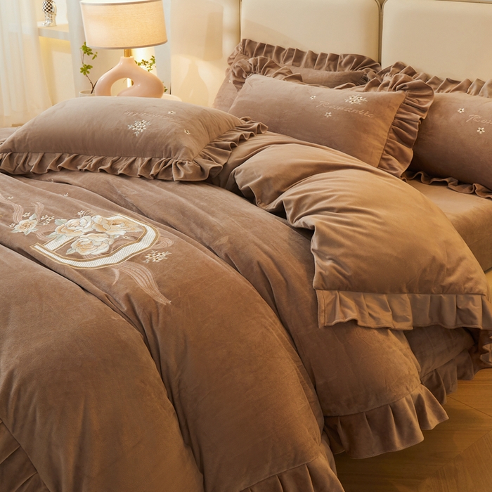 91家纺网 家纺一手货源 找家纺 怡源梦 2025新款亲肤舒适A类婴儿绒刺绣四件套 花香云锦-时尚咖