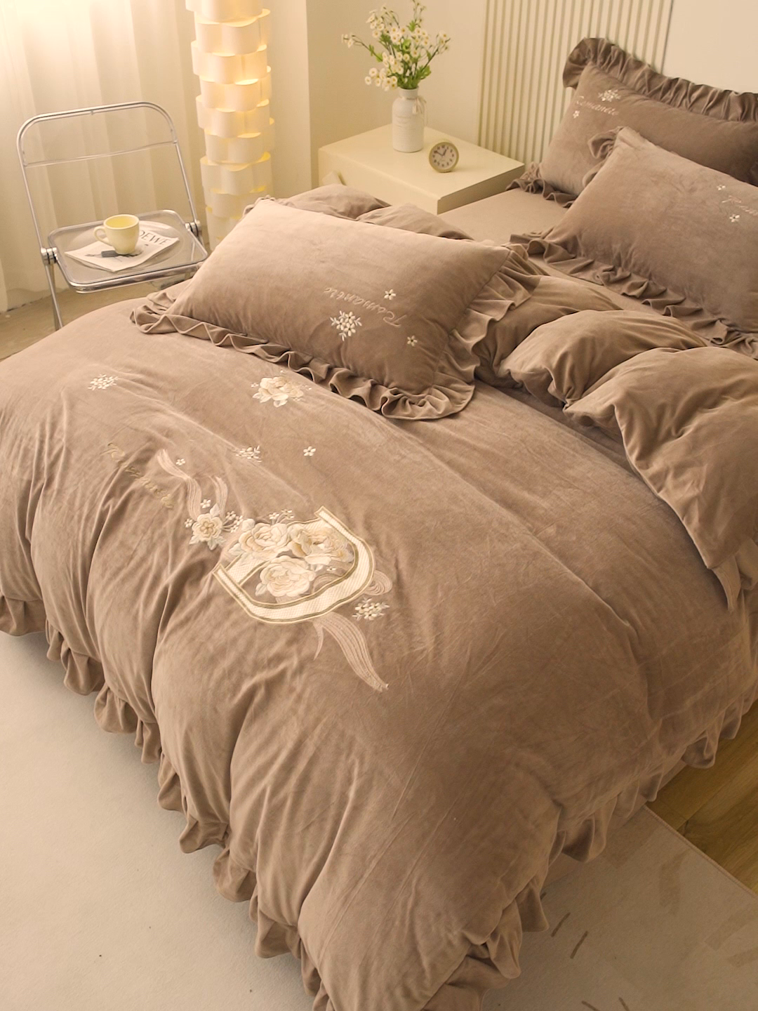 91家纺网 家纺一手货源 找家纺 怡源梦 2025新款亲肤舒适A类婴儿绒刺绣四件套 花香云锦-时尚咖