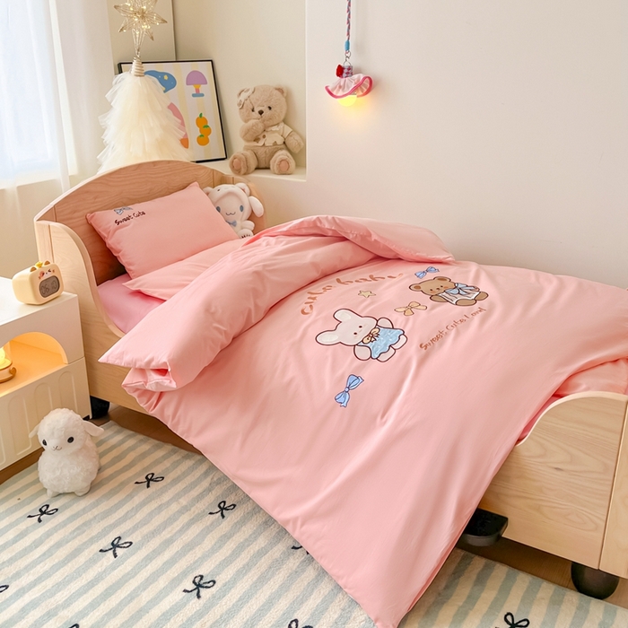 91家纺网 家纺一手货源 找家纺 柔享家（原芷澜家纺）2025新款全棉高端贴布刺绣幼儿园套件儿童三件套被子被芯婴童宝宝六件套七件套 可爱小熊