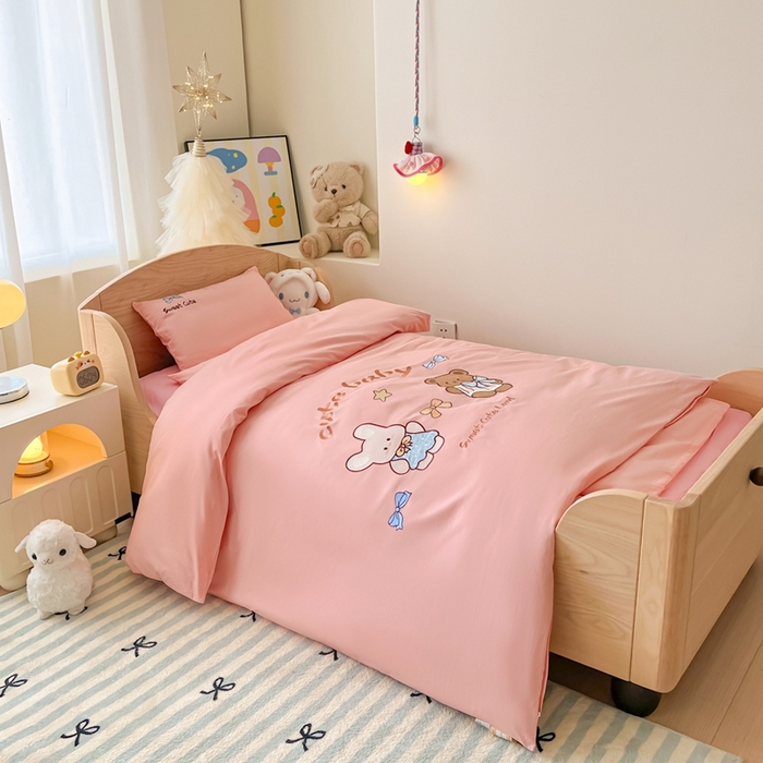 91家纺网 家纺一手货源 找家纺 柔享家（原芷澜家纺）2025新款全棉高端贴布刺绣幼儿园套件儿童三件套被子被芯婴童宝宝六件套七件套 可爱小熊