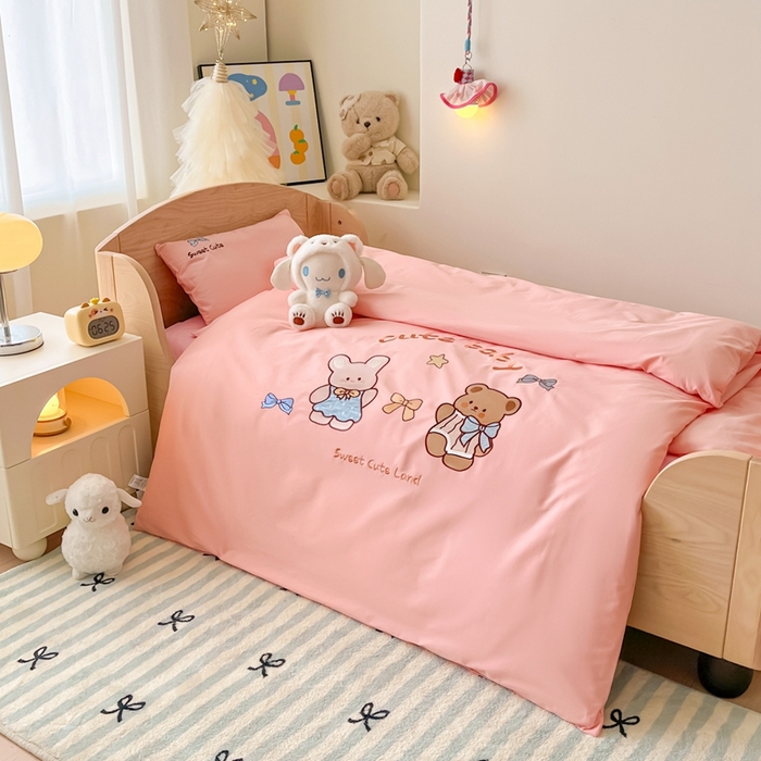 91家纺网 家纺一手货源 找家纺 柔享家（原芷澜家纺）2025新款全棉高端贴布刺绣幼儿园套件儿童三件套被子被芯婴童宝宝六件套七件套 可爱小熊