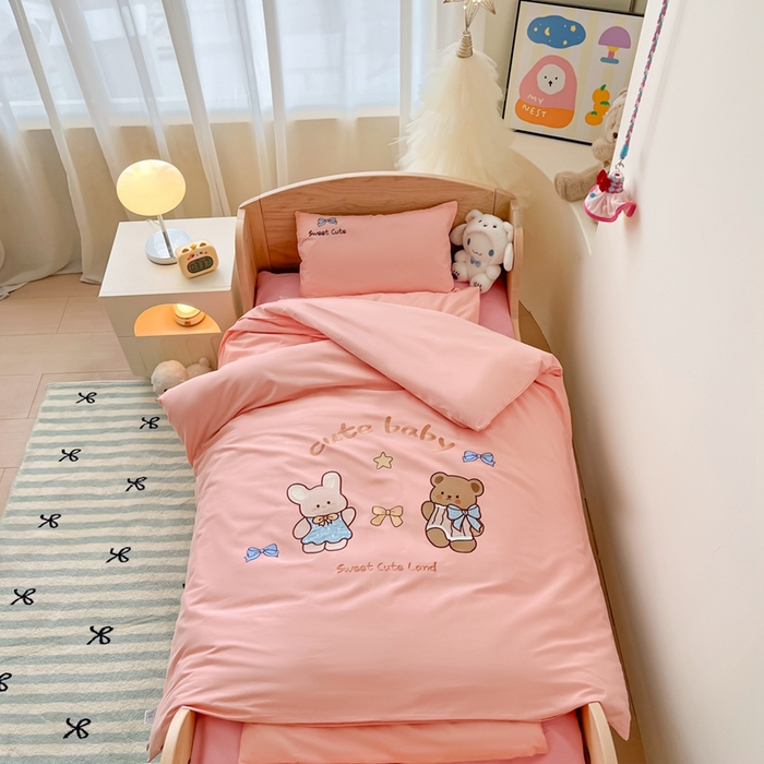 91家纺网 家纺一手货源 找家纺 柔享家（原芷澜家纺）2025新款全棉高端贴布刺绣幼儿园套件儿童三件套被子被芯婴童宝宝六件套七件套 可爱小熊