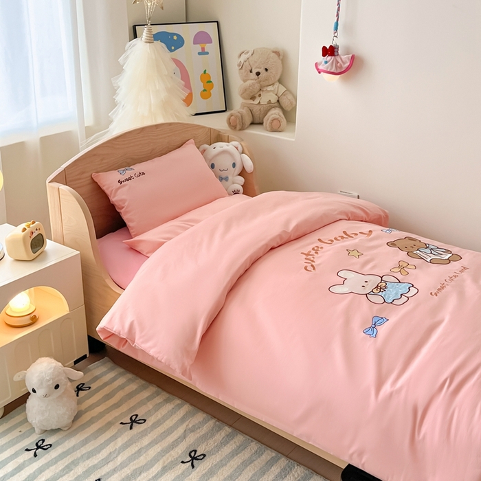 91家纺网 家纺一手货源 找家纺 柔享家（原芷澜家纺）2025新款全棉高端贴布刺绣幼儿园套件儿童三件套被子被芯婴童宝宝六件套七件套 可爱小熊