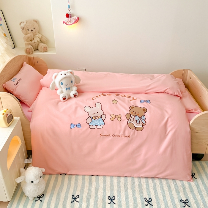 91家纺网 家纺一手货源 找家纺 柔享家（原芷澜家纺）2025新款全棉高端贴布刺绣幼儿园套件儿童三件套被子被芯婴童宝宝六件套七件套 可爱小熊