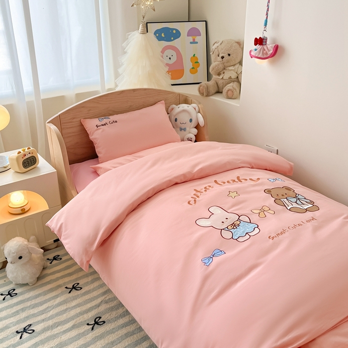 91家纺网 家纺一手货源 找家纺 柔享家（原芷澜家纺）2025新款全棉高端贴布刺绣幼儿园套件儿童三件套被子被芯婴童宝宝六件套七件套 可爱小熊