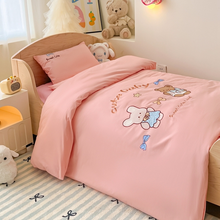 91家纺网 家纺一手货源 找家纺 柔享家（原芷澜家纺）2025新款全棉高端贴布刺绣幼儿园套件儿童三件套被子被芯婴童宝宝六件套七件套 可爱小熊