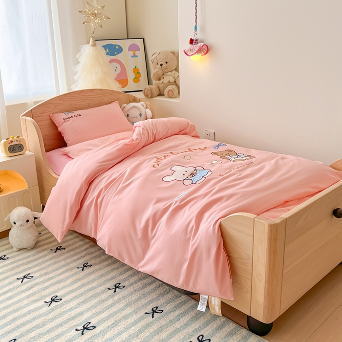 91家纺网 家纺一手货源 找家纺 柔享家（原芷澜家纺）2025新款全棉高端贴布刺绣幼儿园套件儿童三件套被子被芯婴童宝宝六件套七件套 可爱小熊