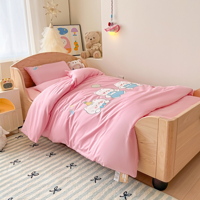 91家纺网 家纺一手货源 找家纺 柔享家（原芷澜家纺）2025新款全棉高端贴布刺绣幼儿园套件儿童三件套被子被芯婴童宝宝六件套七件套 气球小猫粉