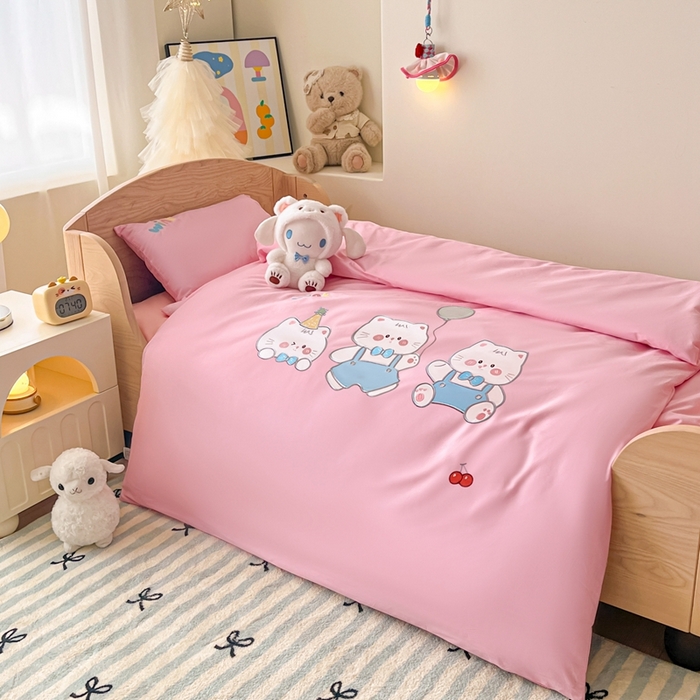 91家纺网 家纺一手货源 找家纺 柔享家（原芷澜家纺）2025新款全棉高端贴布刺绣幼儿园套件儿童三件套被子被芯婴童宝宝六件套七件套 气球小猫粉