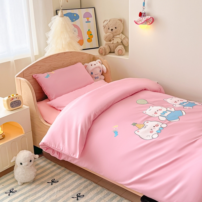 91家纺网 家纺一手货源 找家纺 柔享家（原芷澜家纺）2025新款全棉高端贴布刺绣幼儿园套件儿童三件套被子被芯婴童宝宝六件套七件套 气球小猫粉