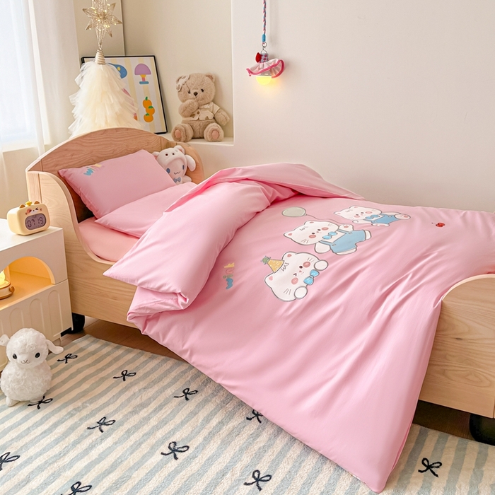 91家纺网 家纺一手货源 找家纺 柔享家（原芷澜家纺）2025新款全棉高端贴布刺绣幼儿园套件儿童三件套被子被芯婴童宝宝六件套七件套 气球小猫粉