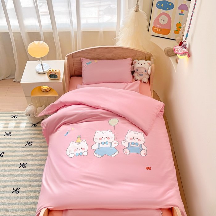 91家纺网 家纺一手货源 找家纺 柔享家（原芷澜家纺）2025新款全棉高端贴布刺绣幼儿园套件儿童三件套被子被芯婴童宝宝六件套七件套 气球小猫粉
