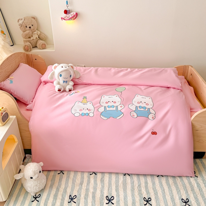 91家纺网 家纺一手货源 找家纺 柔享家（原芷澜家纺）2025新款全棉高端贴布刺绣幼儿园套件儿童三件套被子被芯婴童宝宝六件套七件套 气球小猫粉