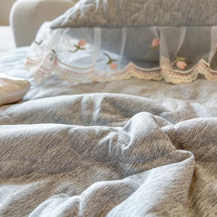 91家纺网 家纺一手货源 找家纺 麒豆豆 2025新款色织蕾丝边床裙款床笠-花亦然 花亦然-烟熏灰