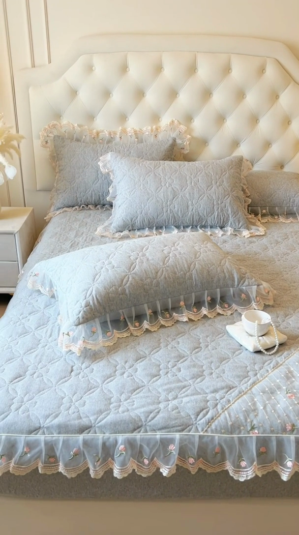 91家纺网 家纺一手货源 找家纺 麒豆豆 2025新款色织蕾丝边床裙款床笠-花亦然 花亦然-烟熏灰