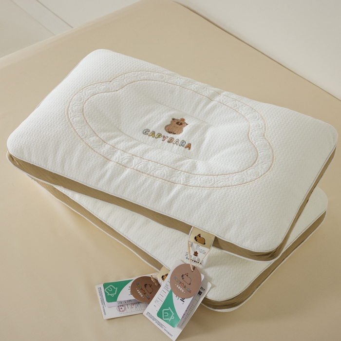 91家纺网 家纺一手货源 找家纺 （总）昕科 2025新款A类母婴-卡皮巴拉软管婴童定型枕（送礼袋）