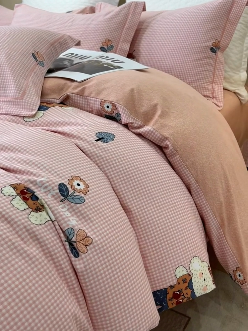 91家纺网 家纺一手货源 找家纺 凌鼎 2026新款100%全棉磨毛四件套数码印花加厚纯棉磨毛四件套 贴布小熊粉